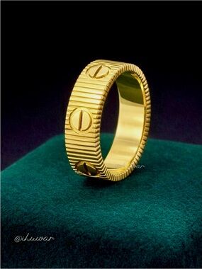 18K Gold plated LOVE Ring Screw Motifs Ribbed Band Size 8
